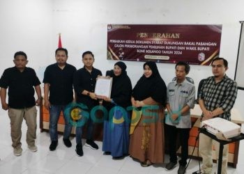 Bakal Pasangan Calon (Bapaslon) Amran Mustapa dan Irwan Mamesa (AMIN) memasukkan perbaikan kedua dokumen syarat dukungan perseorangan, Rabu malam (17-7-2024).