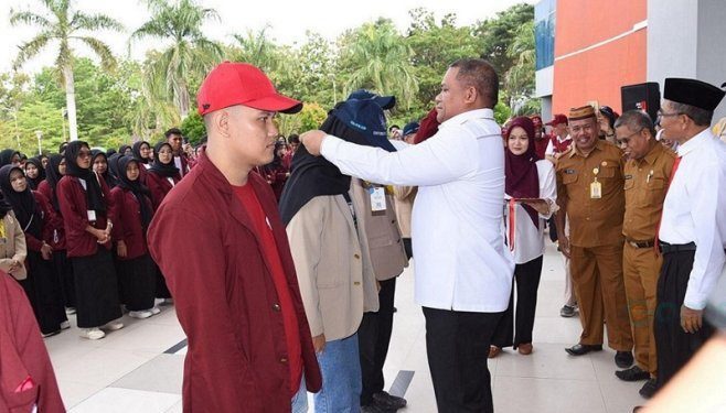 Rektor UNG Eduart Wolok saat melepas mahasiswa secara simbolis untuk pelaksanaan KKN di Gorontalo, Rabu (3/7/2024).