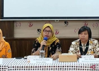 Ketua Komisi Perlindungan Anak Indonesia (KPAI) Ai Maryati Solihah (tengah) bersama Komisioner Komnas HAM Anis Hidayah (kanan), dan Komisioner Komnas Perempuan Olivia Chadidjah Salampessy (kiri) dalam konferensi pers tentang pentingnya pengesahan RUU PPRT di Kantor Komnas Perempuan, Jakarta, Jumat (19/7/2024). (ANTARA/Lintang Budiyanti Prameswari)