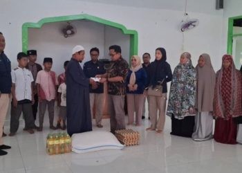 Ketua KPU Gorontalo Utara Sofyan Jakfar saat menyerahkan santunan kepada pengurus panti asuhan Al-Izzah Desa Mootinelo, Kecamatan Kwandang, Selasa (16/7/2024).