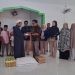 Ketua KPU Gorontalo Utara Sofyan Jakfar saat menyerahkan santunan kepada pengurus panti asuhan Al-Izzah Desa Mootinelo, Kecamatan Kwandang, Selasa (16/7/2024).
