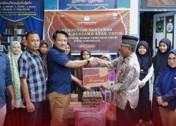 Pemberian santunan kepada panti asuhan  Moosalamati oleh KPU Kota Gorontalo, Selasa (16/72024).(Foto KPU)