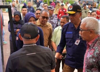 Deputi Bidang Dukungan Teknis KPU RI Eberta Kawima dan Pj Gubernur Gorontalo Rudy Salahuddin bersama unsur Forkopimda dan perwakilan KPU Provinsi Gorontalo meninjau langsung proses PSU di Kabupaten Pohuwato, Sabtu (13/7/2024).(F. KPU)
