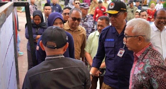 Deputi Bidang Dukungan Teknis KPU RI Eberta Kawima dan Pj Gubernur Gorontalo Rudy Salahuddin bersama unsur Forkopimda dan perwakilan KPU Provinsi Gorontalo meninjau langsung proses PSU di Kabupaten Pohuwato, Sabtu (13/7/2024).(F. KPU)