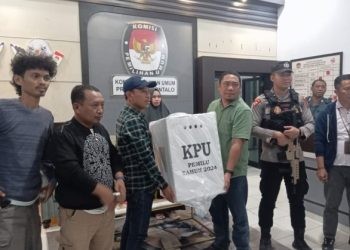 Penyerahan dokumen hasil rekapitulasi PSU oleh KPU Pohuwato kepada KPU Provinsi Gorontalo.