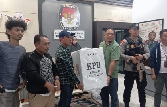 Penyerahan dokumen hasil rekapitulasi PSU oleh KPU Pohuwato kepada KPU Provinsi Gorontalo.
