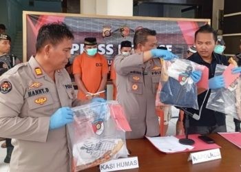 Kapolres Pohuwato AKBP Winarno (tengah) saat menunjukkan barang bukti kasus pembunuhan di jalan trans Sulawesi kompleks SPBU Marisa, Selasa (16/7/2024).(Foto Yusup/gopos)