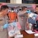 Kapolres Pohuwato AKBP Winarno (tengah) saat menunjukkan barang bukti kasus pembunuhan di jalan trans Sulawesi kompleks SPBU Marisa, Selasa (16/7/2024).(Foto Yusup/gopos)