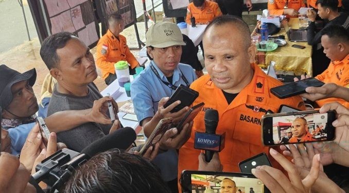 Kepala Kantor Pencarian dan Pertolongan (KPP) Provinsi Gorontalo, Heriyanto, saat memberikan keterangan terkait kondisi evakuasi korban longsor Tulabolo di hari keempat. (Foto: Mila-Kominfotik)