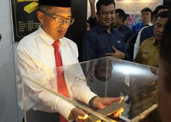 Pj Wali Kota Gorontalo, Ismail Madjid, melihat replika batangan emas cadangan devisa RI yang ditampilkan pada Pemeran Museum Bank Indonesia di Gorontalo.(Putra/Humas BI Gorontalo)