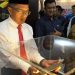 Pj Wali Kota Gorontalo, Ismail Madjid, melihat replika batangan emas cadangan devisa RI yang ditampilkan pada Pemeran Museum Bank Indonesia di Gorontalo.(Putra/Humas BI Gorontalo)