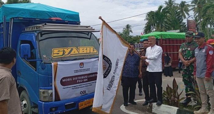 Pelepasan Pendistribusian Logistik PSU di Seluruh Kecamatan yang ada di Kabupaten Pohuwato, berlangsung di depan KPU Pohuwato, Jumat (12/7/2024). (Yusuf/Gopos)