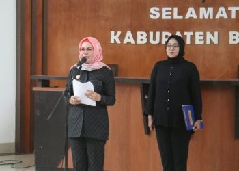 Bupati Merlan S. Uloli saat melantik Penjabat (Pj.) Sekda Kabupaten Bone Bolango, Aznan Nadjamudin, di Main Hall Kantor Bupati Bone Bolango, Jumat (19/7/2024). (Foto Istimewa)