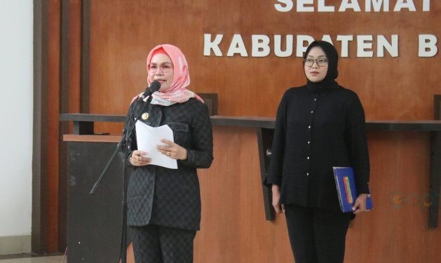 Bupati Merlan S. Uloli saat melantik Penjabat (Pj.) Sekda Kabupaten Bone Bolango, Aznan Nadjamudin, di Main Hall Kantor Bupati Bone Bolango, Jumat (19/7/2024). (Foto Istimewa)