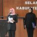 Bupati Merlan S. Uloli saat melantik Penjabat (Pj.) Sekda Kabupaten Bone Bolango, Aznan Nadjamudin, di Main Hall Kantor Bupati Bone Bolango, Jumat (19/7/2024). (Foto Istimewa)