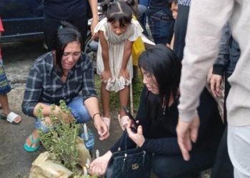 Keluarga korban penikaman di Jl. Tans Pohuwato menggelar ibadah di lokasi korban menghembuskan napas terakhir.