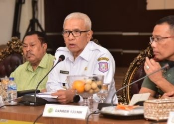Pj Gubernur Gorontalo Rudy Salahuddin saat memimpin Rakor Kesiapan Pilkada, Rabu (3/7/2024). (Foto – Fikri Diskominfotik)
