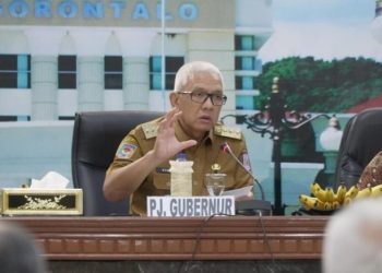 Pj Gubernur Gorontalo Rudy Salahuddin saat memimpin Rakorev penyerapan APBD dan APBN, Selasa (2/7/2024). (Foto – Valen)