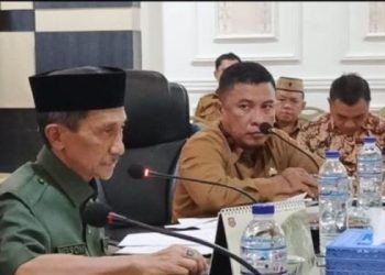 Bupati Gorontalo, Nelson Pomalingo saat memimpin rapat pimpinan di Ruang Madani Kantor Bupati Gorontalo, selasa (23/07/24).