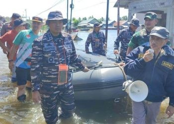 Komandan Lanal Gorontalo, Letkol Laut (P) Martha Novalianto bersama Bupati Gorontalo, Nelson Pomalingo, melakukan evakuasi korban bencana banjir