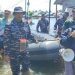 Komandan Lanal Gorontalo, Letkol Laut (P) Martha Novalianto bersama Bupati Gorontalo, Nelson Pomalingo, melakukan evakuasi korban bencana banjir