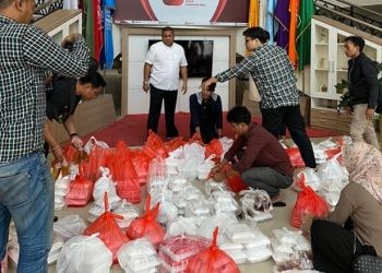 Rektor UNG Eduart Wolok mengawasi langsung distribusi paket makanan siap santap untuk para korban banjir di Kota Gorontalo, Kamis (11/7/2024). (Foto Asas/gopos)