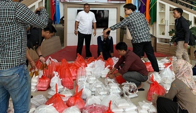 Rektor UNG Eduart Wolok mengawasi langsung distribusi paket makanan siap santap untuk para korban banjir di Kota Gorontalo, Kamis (11/7/2024). (Foto Asas/gopos)