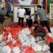 Rektor UNG Eduart Wolok mengawasi langsung distribusi paket makanan siap santap untuk para korban banjir di Kota Gorontalo, Kamis (11/7/2024). (Foto Asas/gopos)