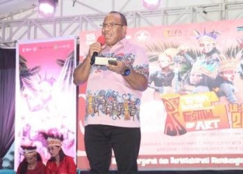 Wakil Menteri Dalam Negeri John Wempi Wetipo saat membuka acara Timika Inside Festival of Art (TIFA) 2024 di Lapangan Timika Indah, Kabupaten Mimika, Papua Tengah, Kamis (18/7/2024). ANTARA/HO-Puspen Kemendagri