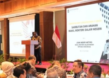 Wamendagri John Wempi Wetipo saat membuka Rapat Kerja Nasional (Rakernas) III Asosiasi Dewan Perwakilan Rakyat Daerah Kabupaten Seluruh Indonesia (ADKASI) di Denpasar, Bali, Sabtu (29/6/2024). ANTARA/HO-Puspen Kemendagri
