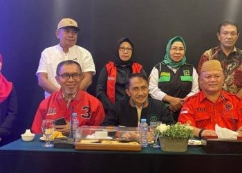 Ketua DPW PPP, Nelson Pomalingo bersama Ketua DPD PDIP, Kris Wartabone terlihat akrab saat makan malam bersama di GrandQ Hotel Gorontalo.