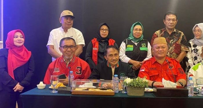 Ketua DPW PPP, Nelson Pomalingo bersama Ketua DPD PDIP, Kris Wartabone terlihat akrab saat makan malam bersama di GrandQ Hotel Gorontalo.