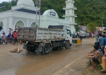 Warga Talumolo memblokade jalan Mayor Dullah. foto putra