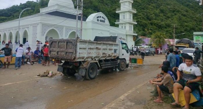 Warga Talumolo memblokade jalan Mayor Dullah. foto putra