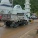Warga Talumolo memblokade jalan Mayor Dullah. foto putra