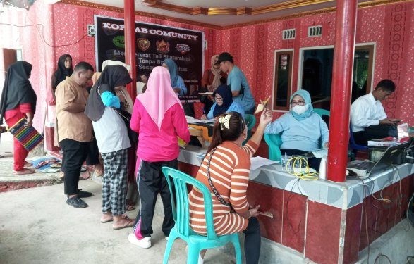 Warga Suwawa Selatan saat mengantri untuk mendapatkan pelayanan dokumen kependudukan pada program Bunga Desa, Jumat (5/7/2024). (Foto Fauzi)