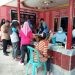 Warga Suwawa Selatan saat mengantri untuk mendapatkan pelayanan dokumen kependudukan pada program Bunga Desa, Jumat (5/7/2024). (Foto Fauzi)