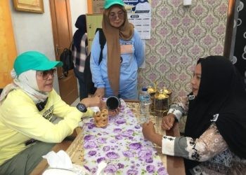 Bupati Merlan S. Uloli saat menerima aspirasi dari Kelompok Wanita Tani pada pelaksanaan program Bunga Desa di Kecamatan Suwawa Selatan, Jumat (5/7/2024). (Foto Indra/Gopos)