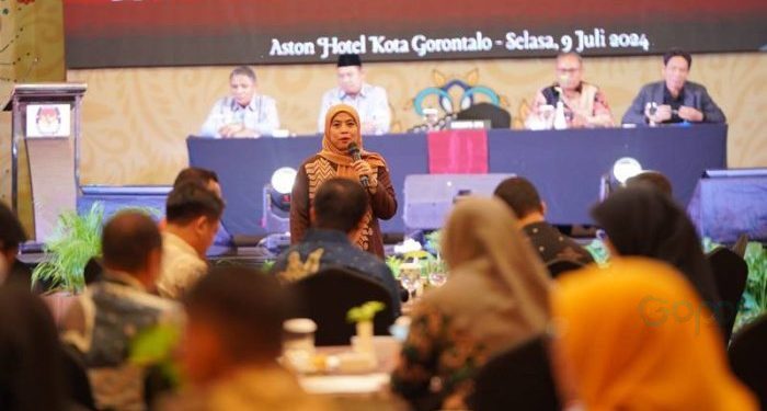 Betty Epsilon Idroos saat menghadiri Rapat Evaluasi Pencocokan dan Penelitian (Coklit) Tahap I Pilkada Serentak Tahun 2024 di Provinsi Gorontalo, Selasa (9/7/2024) di Hotel Aston Kota Gorontalo.