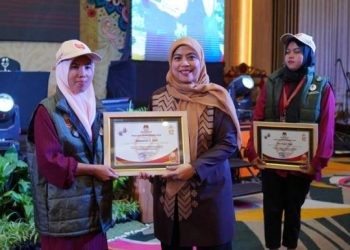 Pemberian penghragaan oleh Komisioner KPU RI Betty Epsilon Idroos kepada Pantarlih tercepat dalam pelaksanaan Coklit Pilkada 2024. foto hms KPU