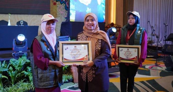 Pemberian penghragaan oleh Komisioner KPU RI Betty Epsilon Idroos kepada Pantarlih tercepat dalam pelaksanaan Coklit Pilkada 2024. foto hms KPU