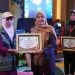 Pemberian penghragaan oleh Komisioner KPU RI Betty Epsilon Idroos kepada Pantarlih tercepat dalam pelaksanaan Coklit Pilkada 2024. foto hms KPU