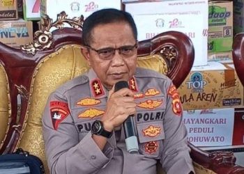 Kapolda Gorontalo, Irjen Pol Pudji Prasetijanto Hadi saat memberikan pandangannya pada rapat evaluasi akhir Operasi SAR Terpadu pencarian korban longsor di wilayah tambang Suwawa Timur, Jumat (12/7/2024). (Foto Fauzi)