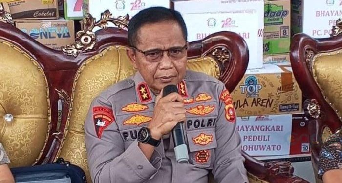 Kapolda Gorontalo, Irjen Pol Pudji Prasetijanto Hadi saat memberikan pandangannya pada rapat evaluasi akhir Operasi SAR Terpadu pencarian korban longsor di wilayah tambang Suwawa Timur, Jumat (12/7/2024). (Foto Fauzi)