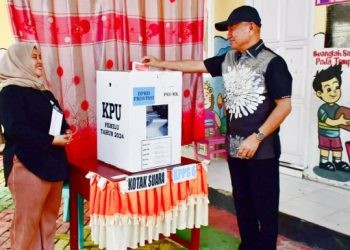 Bupati Pohuwato, Saipul A. Mbuinga, bersama istri, Selvi Mbuinga Monoarfa, menyalurkan hak suara mereka pada Pemungutan Suara Ulang (PSU) Anggota DPRD Provinsi Gorontalo di Tempat Pemungutan Suara (TPS) 03, Desa Sipatana, Kecamatan Buntulia, Sabtu, (13/07/2024).