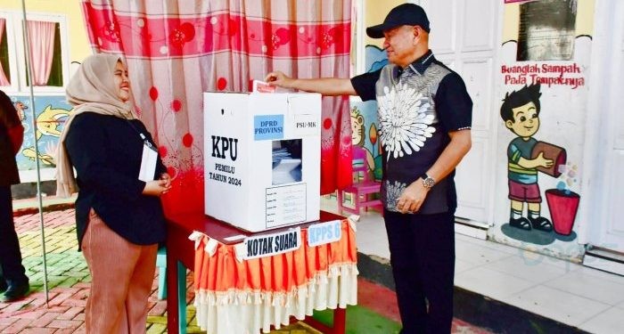 Bupati Pohuwato, Saipul A. Mbuinga, bersama istri, Selvi Mbuinga Monoarfa, menyalurkan hak suara mereka pada Pemungutan Suara Ulang (PSU) Anggota DPRD Provinsi Gorontalo di Tempat Pemungutan Suara (TPS) 03, Desa Sipatana, Kecamatan Buntulia, Sabtu, (13/07/2024).