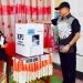 Bupati Pohuwato, Saipul A. Mbuinga, bersama istri, Selvi Mbuinga Monoarfa, menyalurkan hak suara mereka pada Pemungutan Suara Ulang (PSU) Anggota DPRD Provinsi Gorontalo di Tempat Pemungutan Suara (TPS) 03, Desa Sipatana, Kecamatan Buntulia, Sabtu, (13/07/2024).