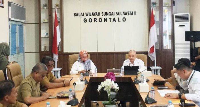 Bupati Merlan S. Uloli saat menemui pihak Balai Wilayah Sungai Sulawesi (BWSS) II Gorontalo untuk membahas program penanganan pasca banjir dan longsor yang menerjang Bone Bolango. (Foto Indra/Gopos)