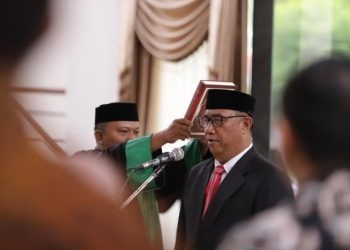 Aznan Nadjamudin saat menjalani proses pelantikan dan pengambilan sumpah sebagai Penjabat Sekda Bone Bolango di Main Hall Kantor Bupati Bone Bolango, Jumat (19/7/2024). (Foto Adit/Prokopim)