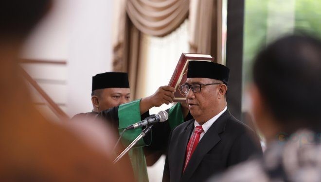 Aznan Nadjamudin saat menjalani proses pelantikan dan pengambilan sumpah sebagai Penjabat Sekda Bone Bolango di Main Hall Kantor Bupati Bone Bolango, Jumat (19/7/2024). (Foto Adit/Prokopim)